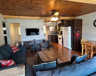 Cozy cottage located on Cameron Lake in beautiful Bruce Peninsula - Tobermory - Living room