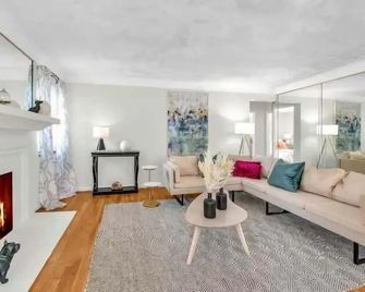 Grosse Pointe Detroit 3BR - Sleeps 8 - Yard home - Grosse Pointe - Living room