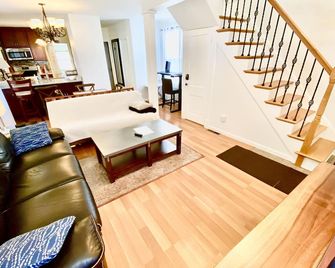 /Miller Colonial\ 1946 Suny Eagle Hill 5bed 2baths - Albany - Living room