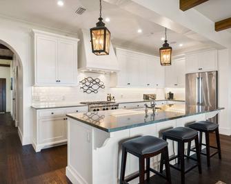 Riverfront 3 Bd, 4 Bath, Renov. Sea Island Home, 2 Blks to Cloister, Beach Club - Sea Island - Kitchen