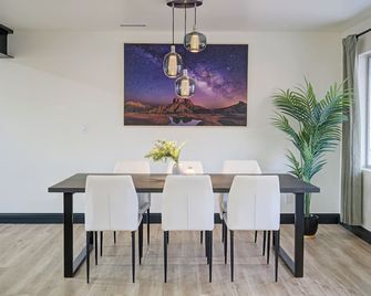 Perfect modern space to relax & play. Central & close to all attractions! - Page - Dining room