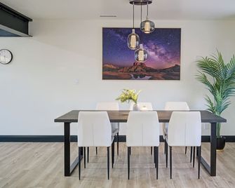Perfect modern space to relax & play. Central & close to all attractions! - Page - Sala pranzo
