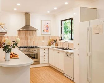 Mika · Cabin with fireplace, walk to the beach - Dunsborough - Cocina