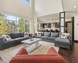 4,000 sq ft 7 Br/4.5 Ba Luxury Home with Amazing Amenities - Hinton - Living room