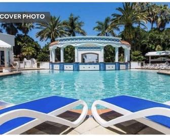 Charming Broadbeach unit - Soothing pool views - Broadbeach - Pool
