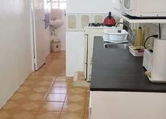 Ventnor House Apartments. Spacious, clean and close to everything you will need. - Rockley - Kitchen