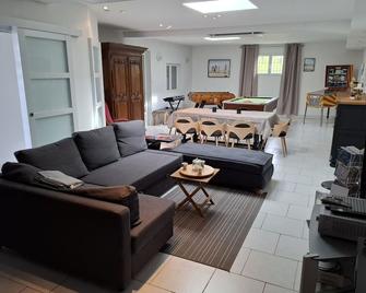 Superbe Appartement de 200m2,10 Pers, 3 Chambres, Jeux , Cuisine Pour les Pros - Seclin - Salon