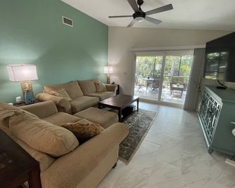 Vanderbilt Beach-Naples Park Home Walk/ Bike to Beach - Naples - Wohnzimmer