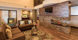 Best Western Plus Harrisburg East Inn & Suites - Harrisburg - Sala de estar