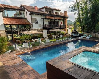 Hotel Cuevas - Santillana del Mar - Pool