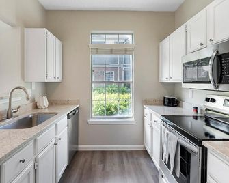 Landing | Spectacular 2bd, Clubhouse, Gym - Mc Cordsville - Kitchen