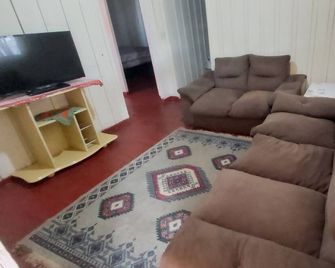 Hostel with parking space included - Ponta Grossa - Living room