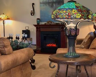 Mystic Forest Lodge, w/Superb Vistas & Media Room! - Cloudcroft - Living room