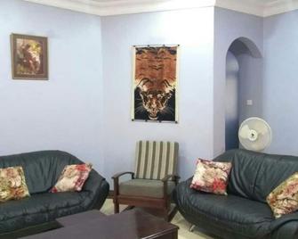 Two bedroom furnished full house with free airport service - Kajjansi - Living room
