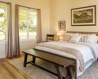 Riverfront Beauty with Pickle Ball Court - Kingsburg - Bedroom