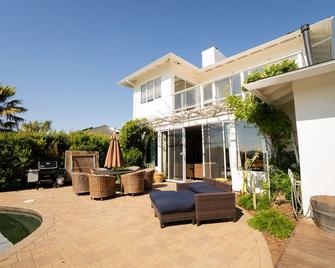 Incredible Waterfront Property, Pool, Boat, Gardens, and More! - Novato - Innenhof