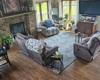 Country beauty on 5 acres - Sheboygan Falls