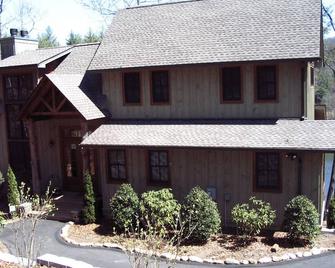 New Mountain Lodge with Stream and Lake Glenville View - Cullowhee - Building
