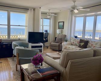 Bayfront Bungalow - Cape May Court House - Living room