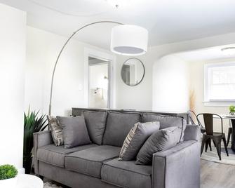 Fully stocked Suite Dwntown Cuy falls! near cvnp and blossom. Sleeps 4 - Cuyahoga Falls - Living room