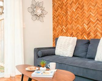 Jennifer's Private Amazing View Walkable Apartment with Relaxing Deck - Providence - Living room