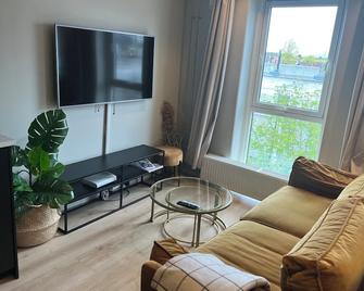 Scandpoint Apartment Exquisite & Homely Flat in Lillestrom Center Oslo with free Parking - Lillestrøm - Living room