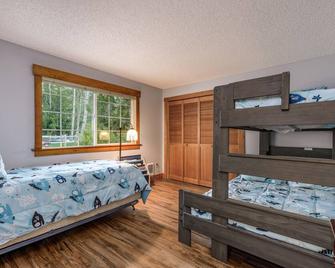 Lakefront Haven: Lakeland Village Golf! - Allyn - Bedroom