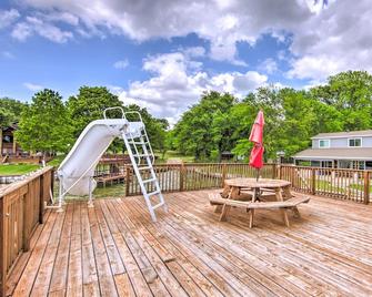 Private Dock and Boat House Lakefront Mabank Home - Mabank - Balcony