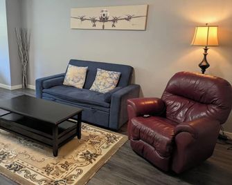 Forest 1-Br Suite - Hot Tub, Playground, Bbq - Halfmoon Bay - Sala de estar
