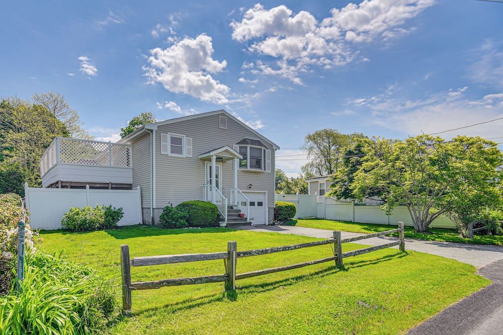 Coastal Home: 1 Mi to Beach, 2 Mi to Dtwn Newport! - Middletown - Building