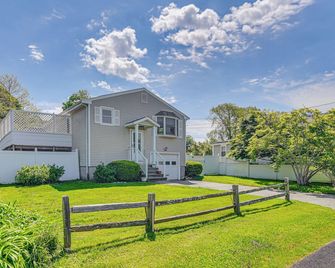 Coastal Home: 1 Mi to Beach, 2 Mi to Dtwn Newport! - Middletown - Building