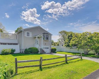 Coastal Home: 1 Mi to Beach, 2 Mi to Dtwn Newport! - Middletown - Building