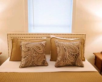 Boutique Beeville Cottage - Beeville