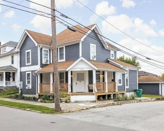 Elegant 1BR Workspace Near Parks and Summit Lake - New Castle - Building