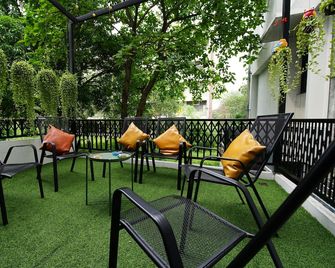 Sleep Owl Hostel - Bangkok - Patio