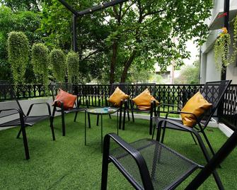 سليب أويل هوستل - بانكوك - شرفة مرصوفة