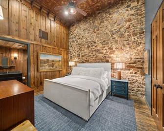 The Urban Cowboy | Historic Loft Meets The Spirit Of The Cowboy - Llano - Bedroom