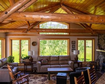 Luxury 3 bdrm Ranch House at the base of Rocky Mountains! - Westcliffe - Living room