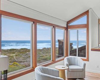 Dunes Sea Haven: Ocean Front 3br 3ba - Moss Landing - Living room