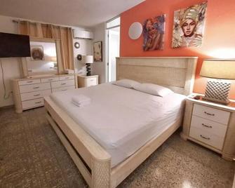 2 Villas 2 Pools\n Keep The Family Together \n Fit 20 + People - Mayagüez - Bedroom
