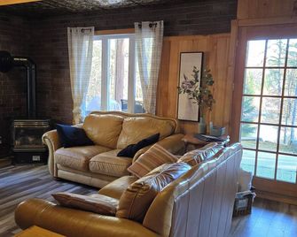 Chalet COEUR de loup avec spa - Saint-Alexis-des-Monts - Living room