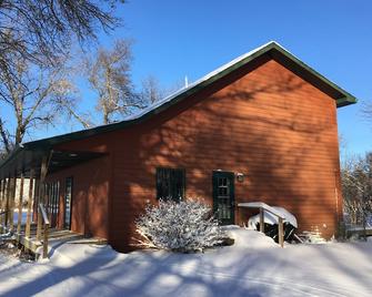 5 Br/2.5 Ba Hunting & Fishing Lodge - Watertown - Building