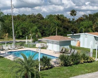 Sebastian Gardens Inn & Suites - Sebastián - Piscina