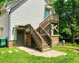 Studio above a detached garage away from main house on a private lot. - Matthews - Building