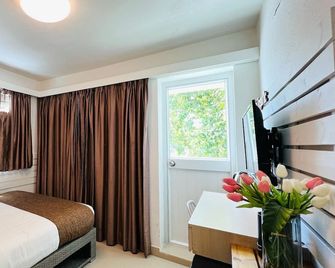 Bayshore Inn - Hong Kong - Bedroom