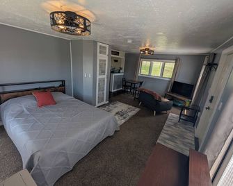 Farmhouse Studio just minutes from uptown. - Butte - Bedroom