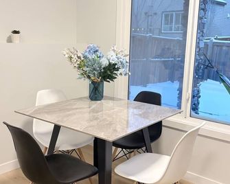 Brand new spacious 2-bedroom walkout basement suite - Sunshine Oasis - Okotoks - Essbereich
