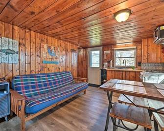 Full Cabin: 7 Steps To The Lake! Pet Freindly - Houghton Lake - Living room