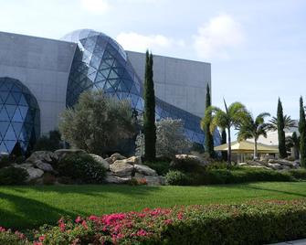 Downtown! Steps to Beach Drive restaurants, shops, and gorgeous waterfront! - St. Petersburg - Building