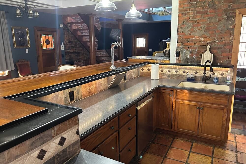 Ohio City Home with Hot Tub Sleeps 8 + 2 more futons. Near Cleveland Attractions - كليفيلاند (أوهايو) - مطبخ